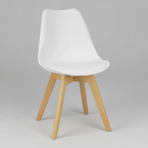 Silla blanca con patas de madera