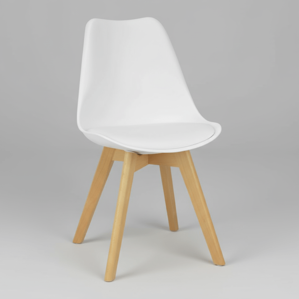 Silla blanca con patas de madera