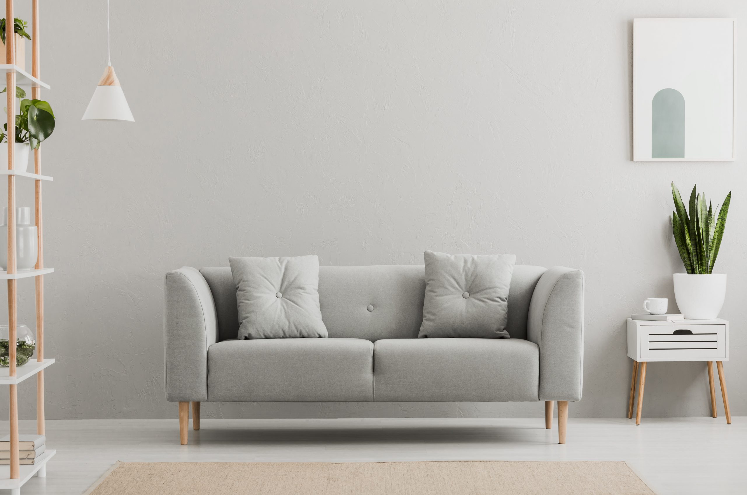 Salón con sofá con patas de madera cónicas