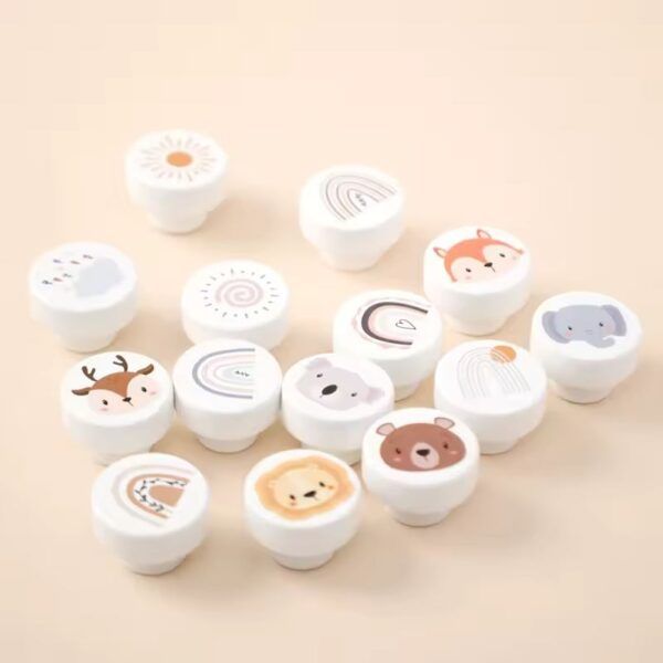 Pomos de madera en blanco con dibujos de animales y naturaleza