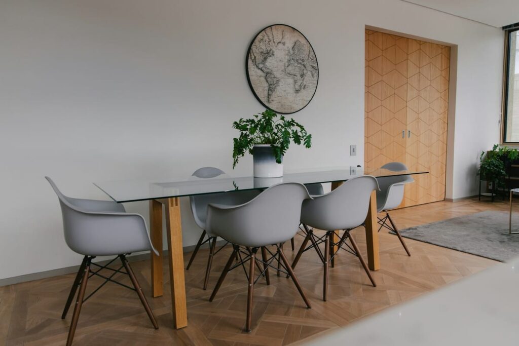 Mesa de comedor con patas inclinadas en un salón