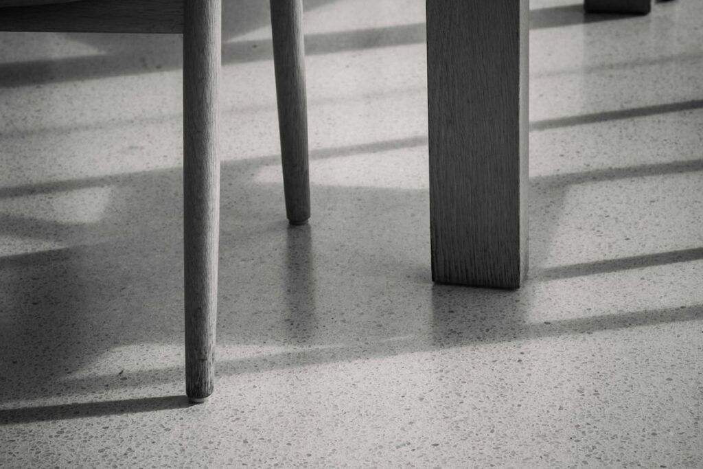 Patas de silla sobre un suelo delicado