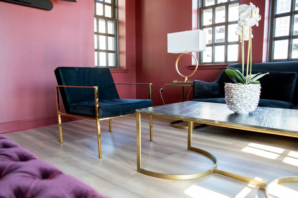 Salón con muebles de patas metálicas doradas