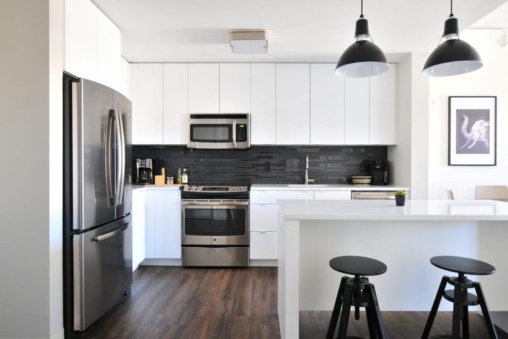 Cocina con muebles y electrodomésticos nivelados