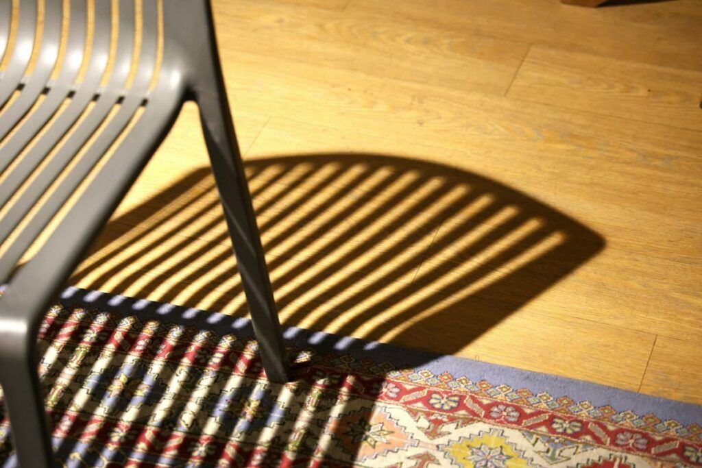 Silla sobre suelo de madera y alfombra